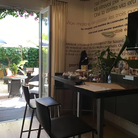فندق Ideal Sejour - Stylish Boutique With Quiet Garden 3*